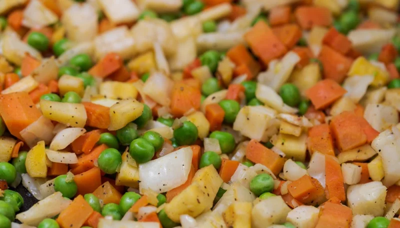 Poêlée de petits pois, carottes et pommes de terre