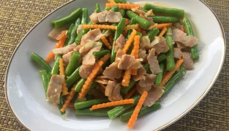 Poêlée de pois gourmands, carottes et lardons