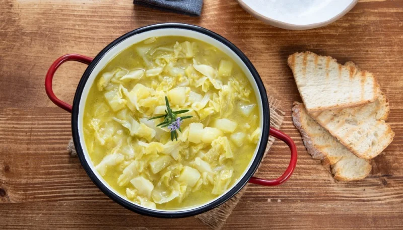 Potage de chou, navets, carottes et pomme de terre