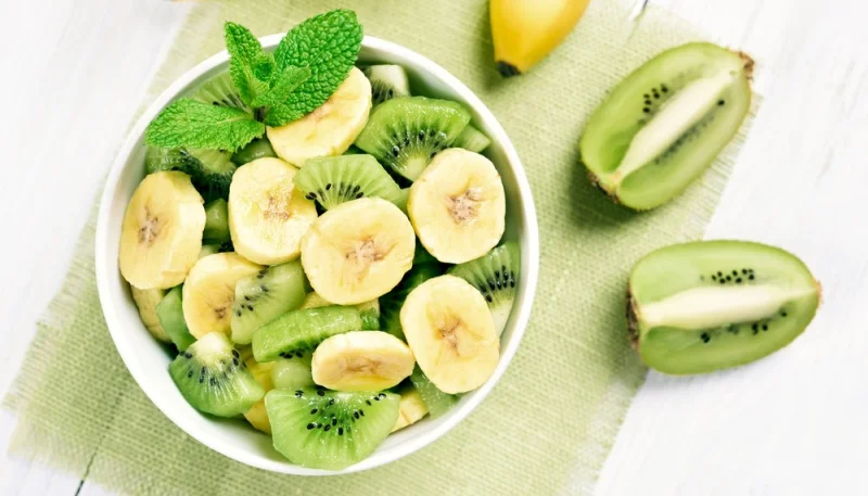 Salade de bananes et de kiwis
