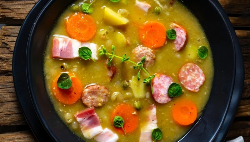 Saucisses de Morteau aux petits pois et carottes
