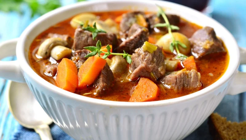 Sauté de veau aux carottes, champignons et olives