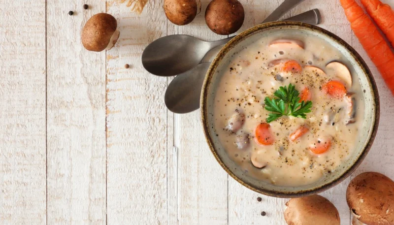 Soupe de champignons, pommes de terre et carottes