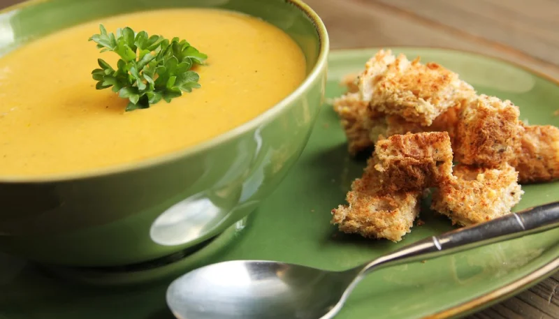 Soupe de pommes de terre et carottes au curry