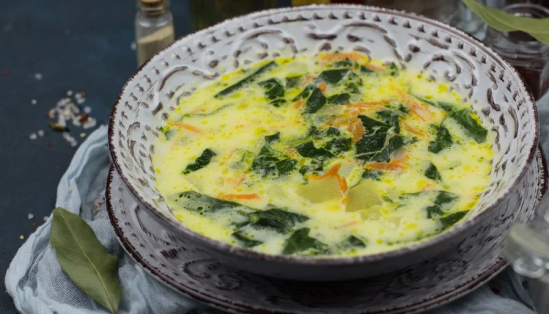 Soupe d'épinards, pommes de terre et carottes