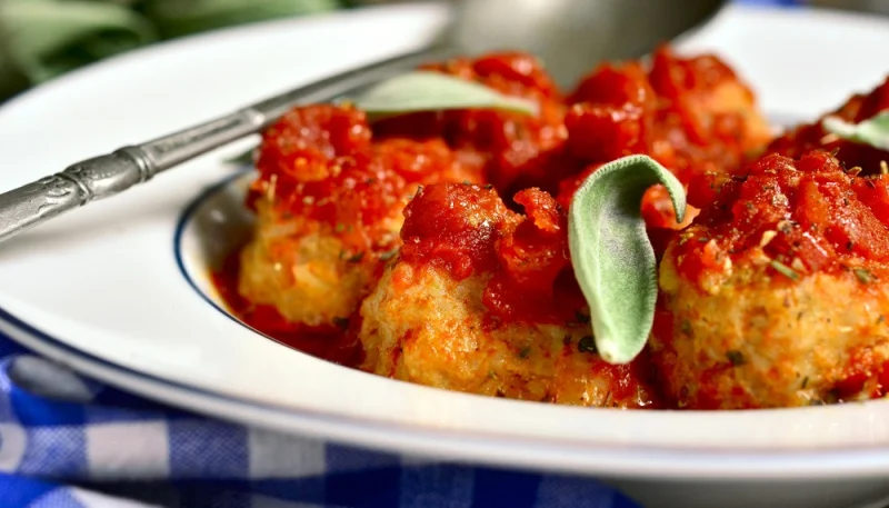 Boulettes de riz à la sauce tomate