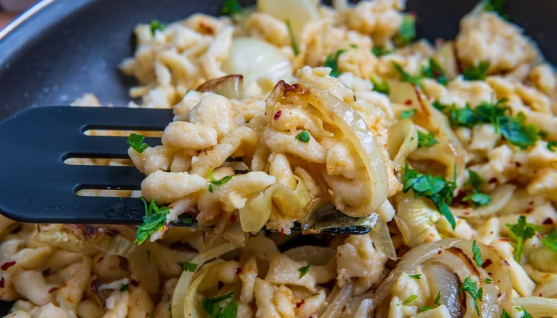 Pâtes aux oignons caramélisés