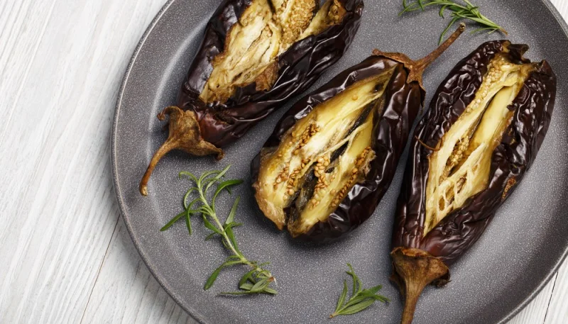 Aubergine entière au four