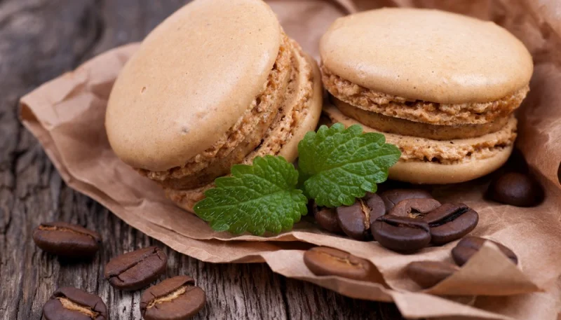 Macarons au café