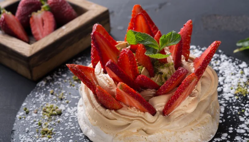 Pavlova aux fraises et pistaches