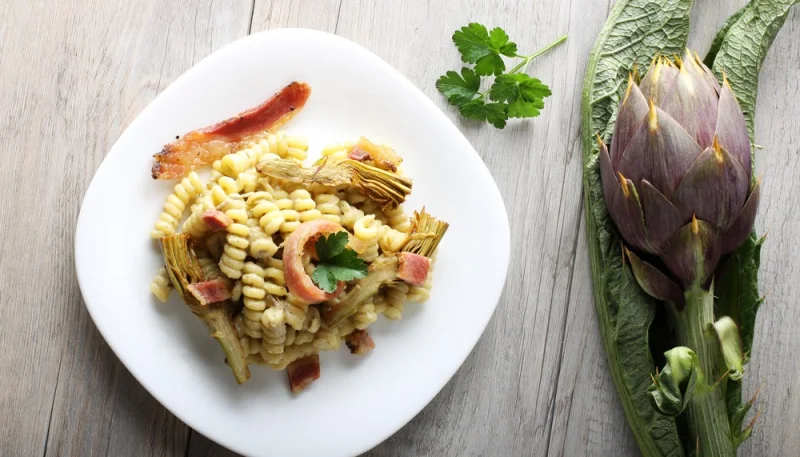 Salade de pâtes aux artichauts et bacon