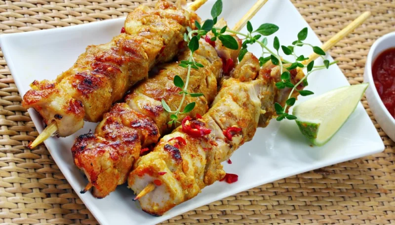 Brochettes de poulet mariné