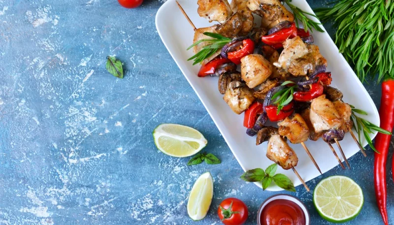 Brochettes de poulet marinées
