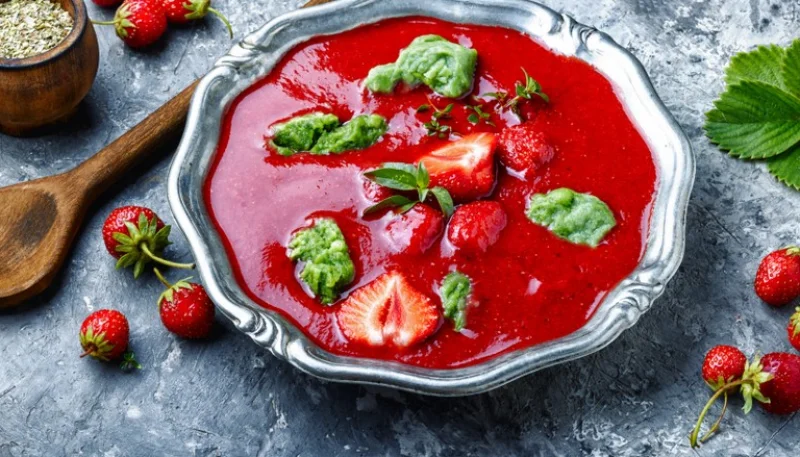 Soupe de fraise au basilic