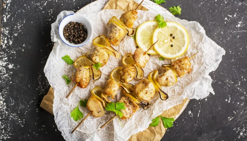 Brochettes de poulet et citron confit