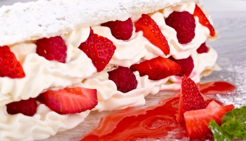 Éclairs aux fraises et chantilly