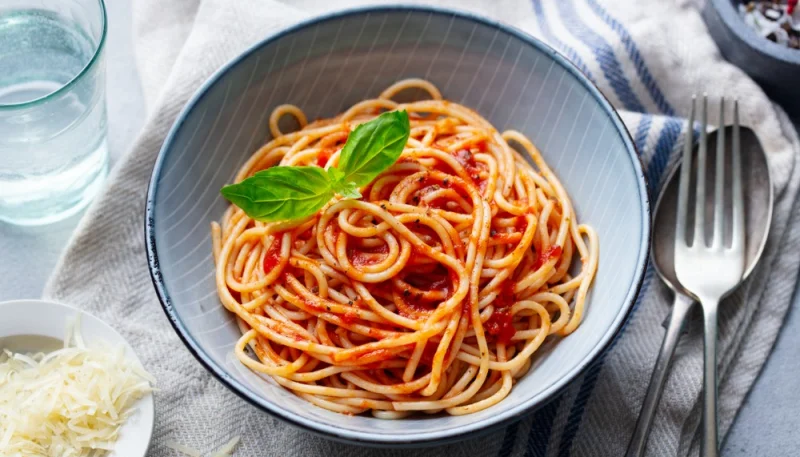 Pâtes à la sauce tomate maison