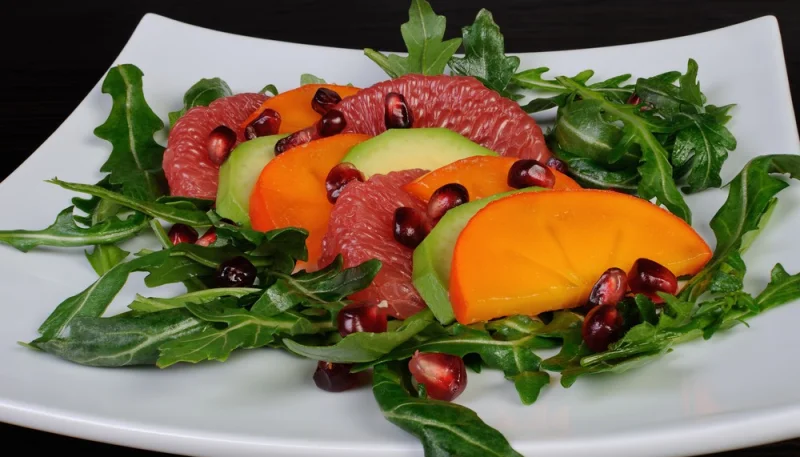 Salade de kaki, avocat et pamplemousse