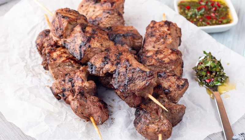 Brochettes de bœuf mariné