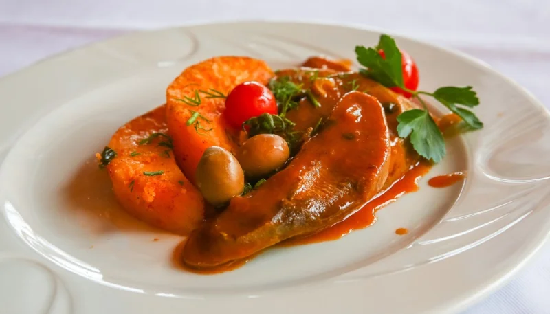 Langue de boeuf à la sauce tomate