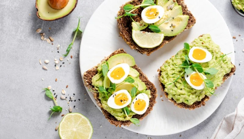 Tartine à l'avocat et à l'oeuf