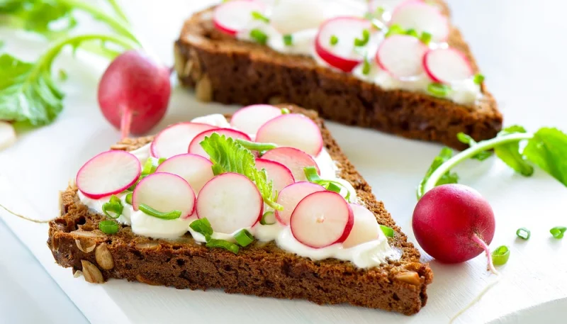 Tartine aux radis et au fromage frais