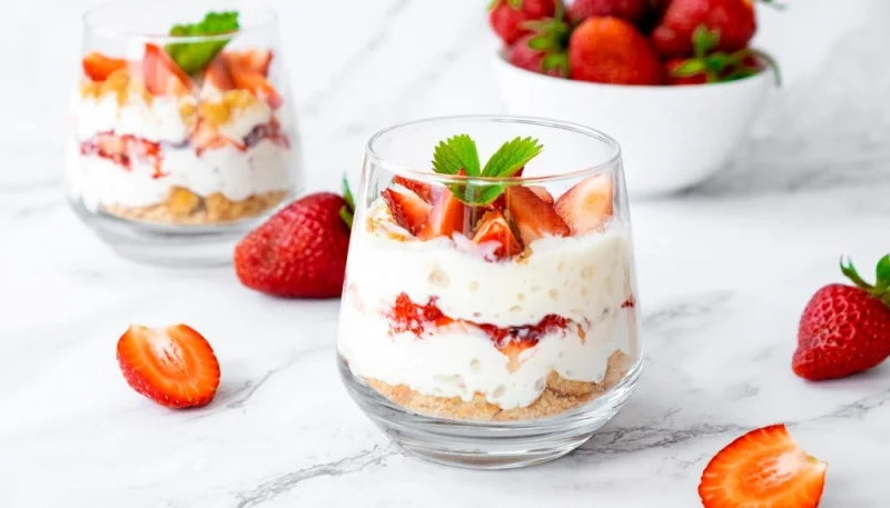 Parfait aux fraises et granola vegan