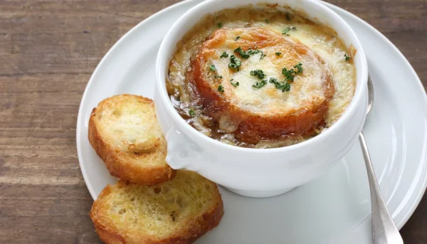 Soupe à l'oignon gratinée à la raclette