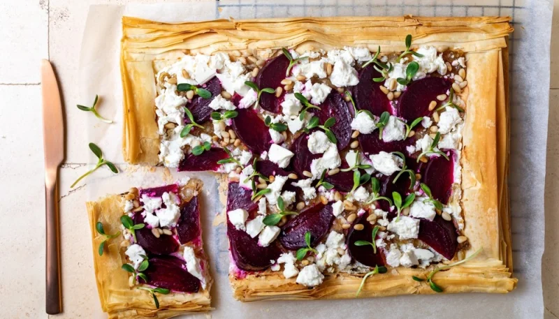 Tarte fine à la betterave et à la feta