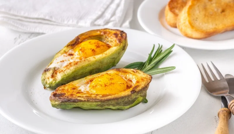 Avocat au four avec œuf