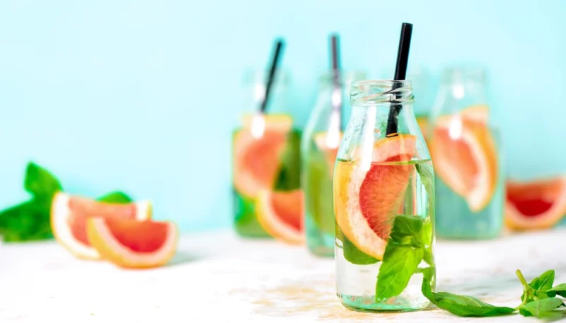 Infusion d'eau au pamplemousse et basilic