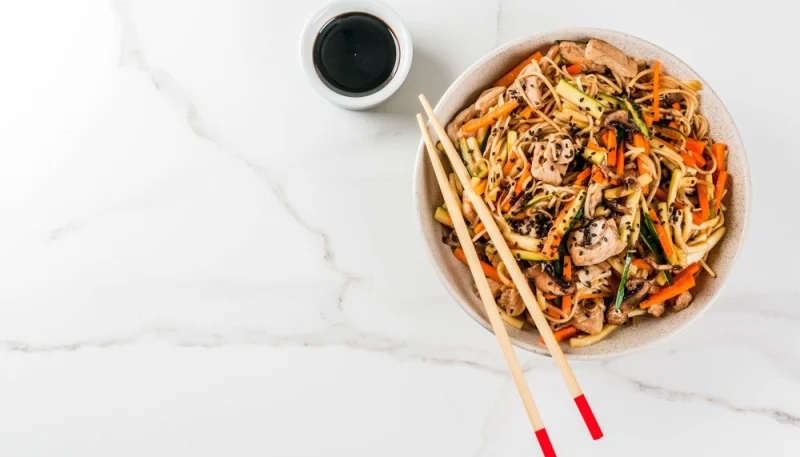 Nouilles sautées aux carottes et poulet