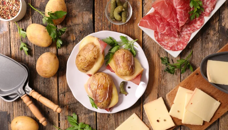 Pomme de terre au four à la raclette