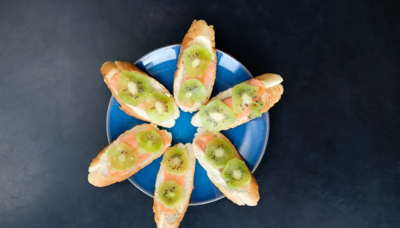 Toast au saumon et kiwi