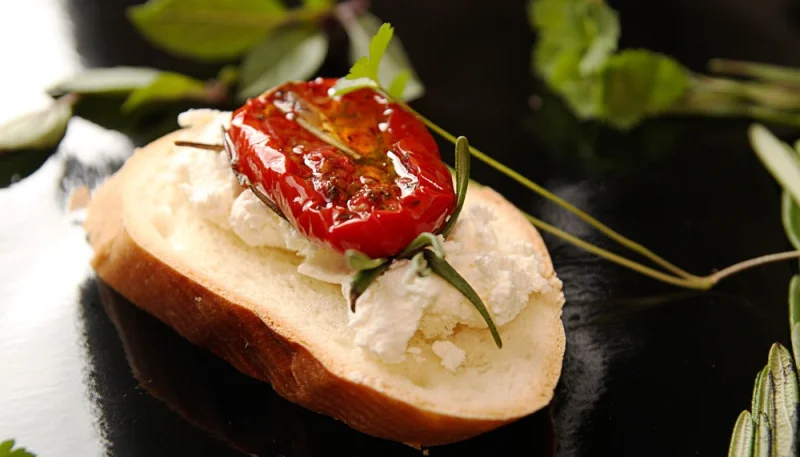 Bruschettas à la raclette et tomates