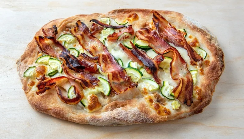 Pizza à la courgette et au bacon