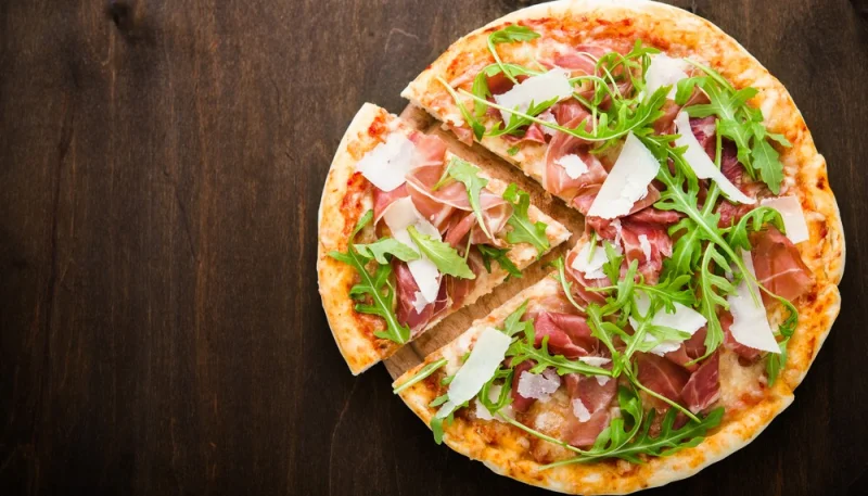 Pizza à la roquette et au jambon de parme