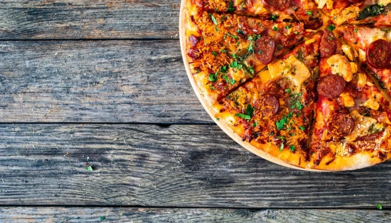 Pizza au chorizo et poivrons