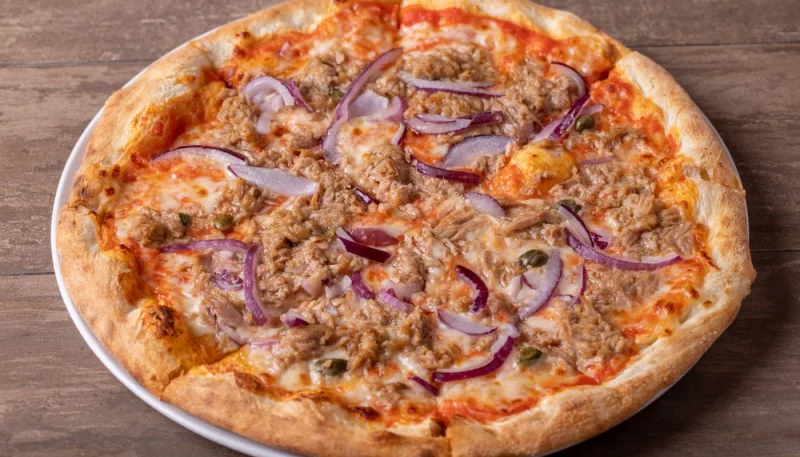 Pizza au thon et oignon