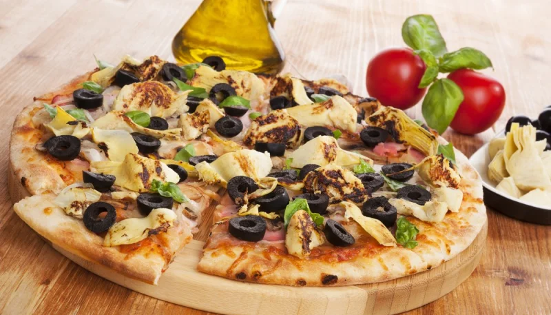 Pizza aux artichauts et olives