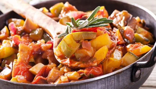 Ratatouille de légumes aux raisins et pomme
