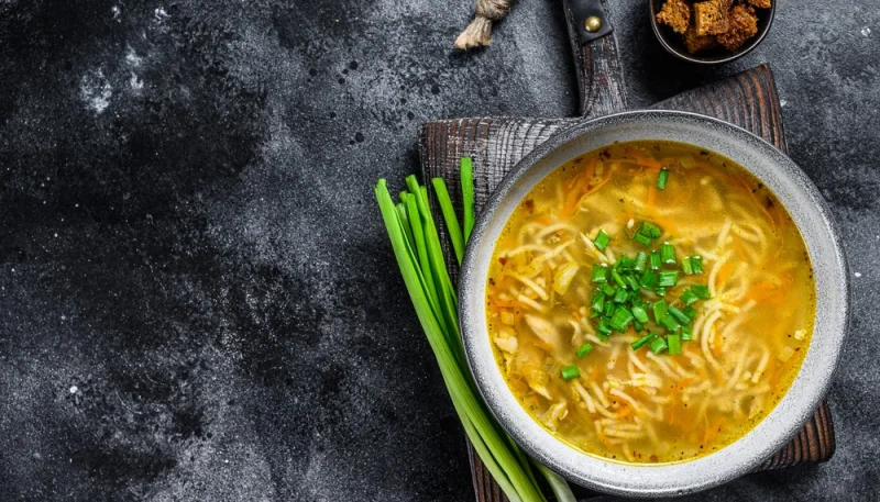 Soupe de poulet et nouilles