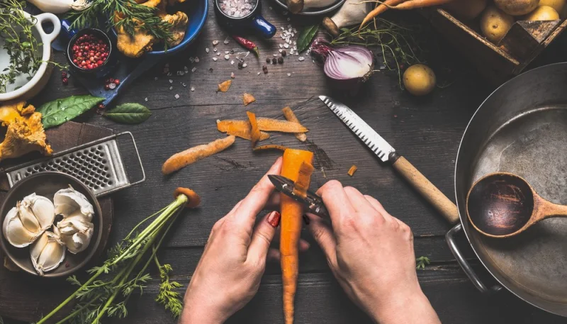 Techniques pour peler les légumes plus rapidement