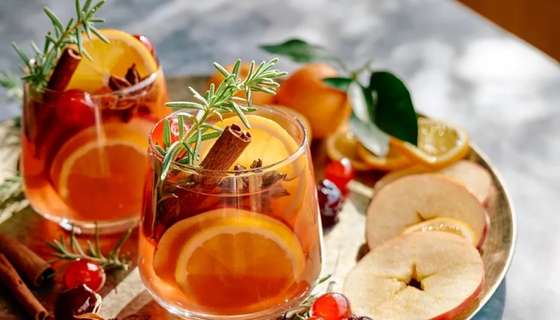 Cocktail sans alcool à la pomme et cannelle