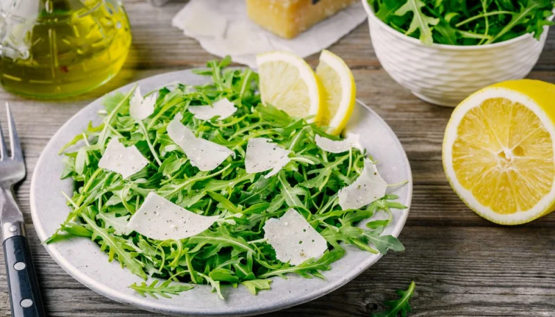 Salade de roquette et parmesan