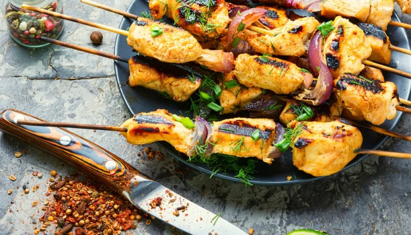 Brochettes de poulet mariné au citron et aux herbes