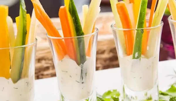 Crudités et dip au fromage blanc et fines herbes
