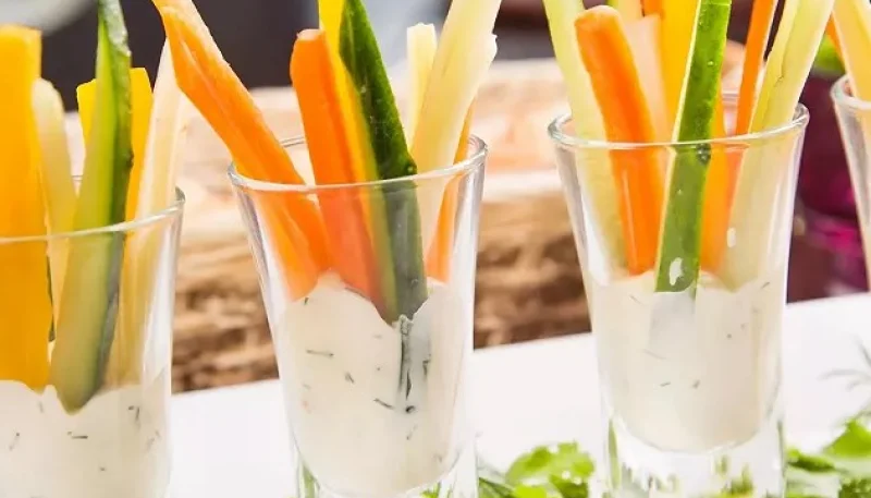 Crudités et dip au fromage blanc et fines herbes