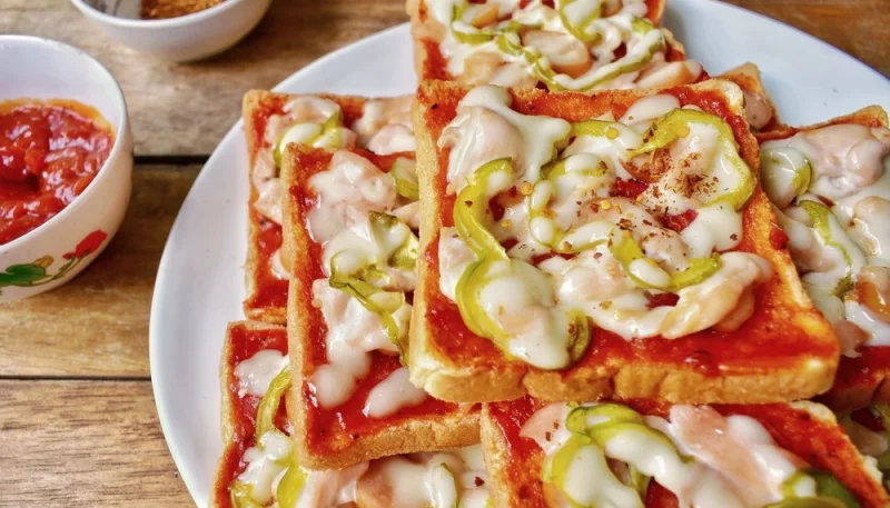Mini pizzas sur des tranches de pain