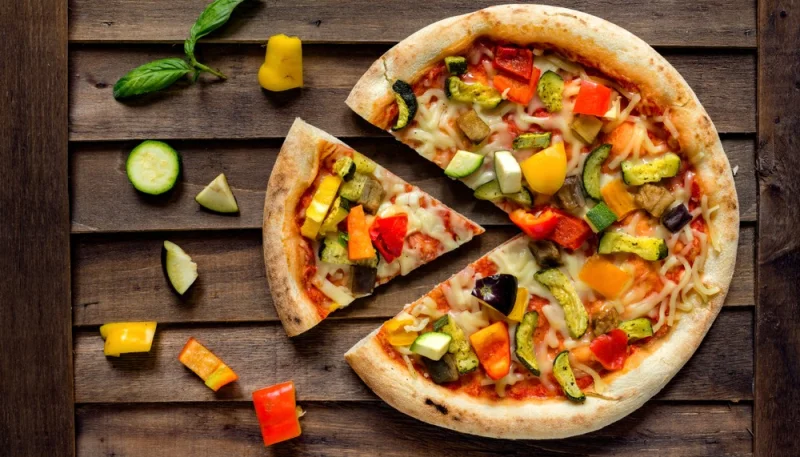 Pizza maison avec des légumes de saison